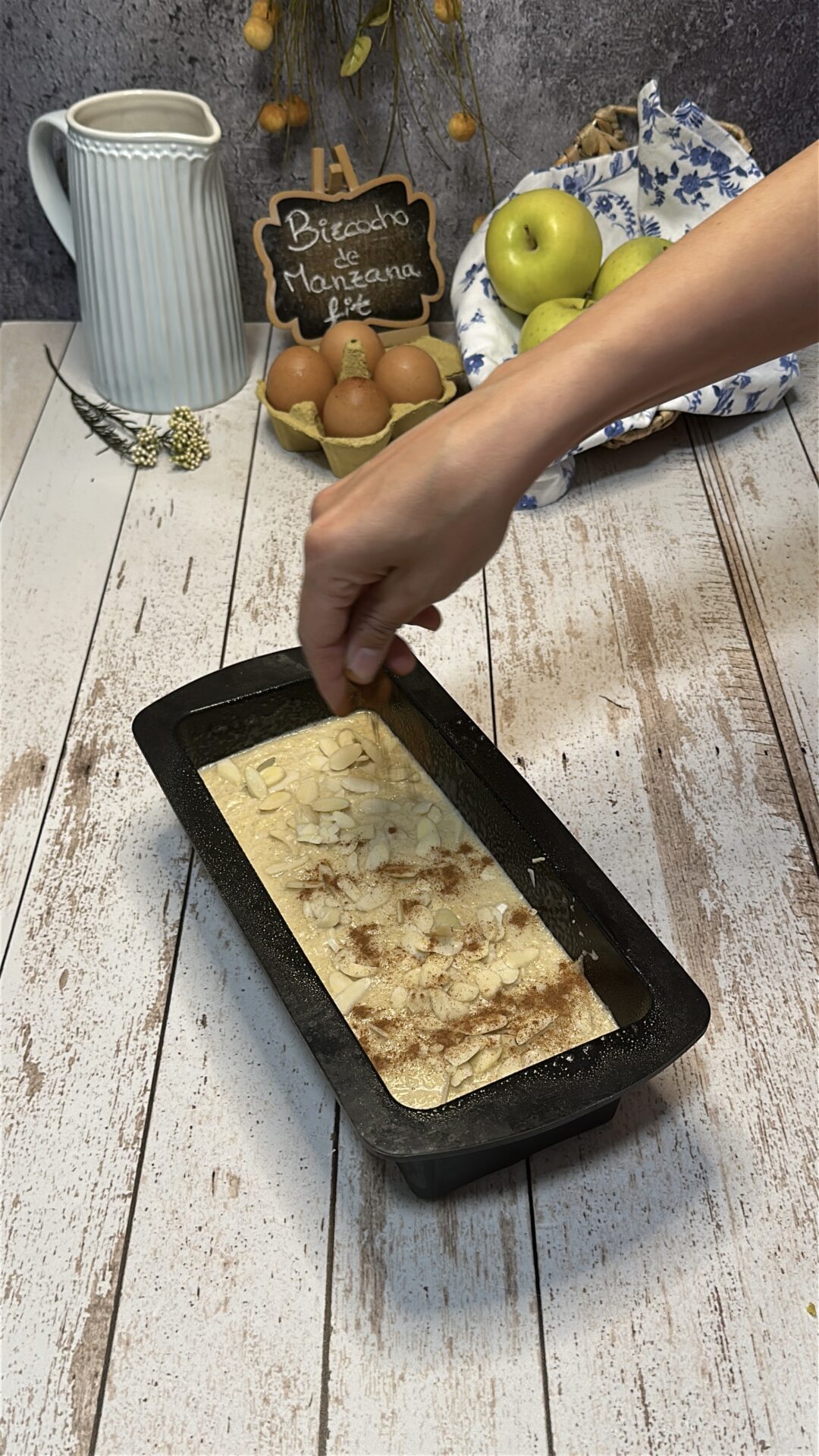 Espolvoreamos canela por la superficie de nuestro bizcocho de manzana fit