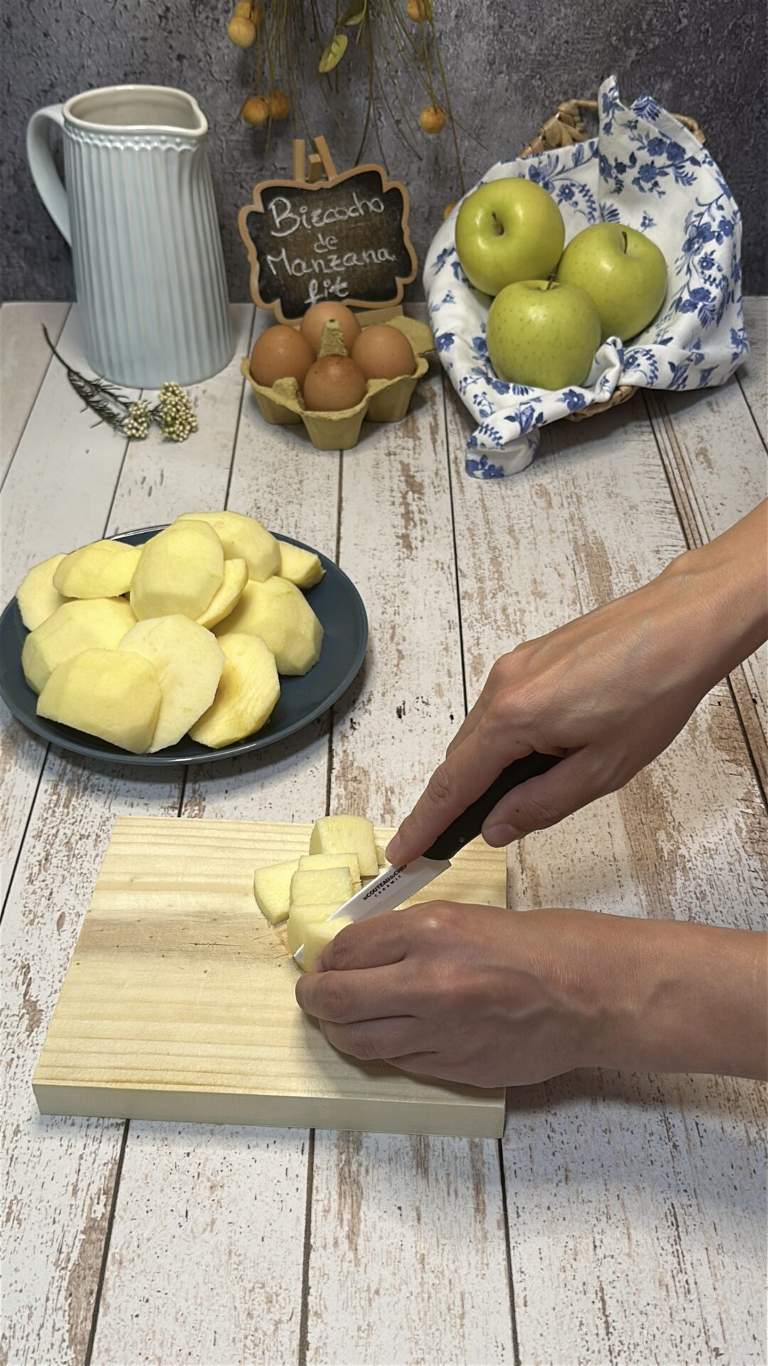 Lavamos, pelamos y cortamos las manzanas