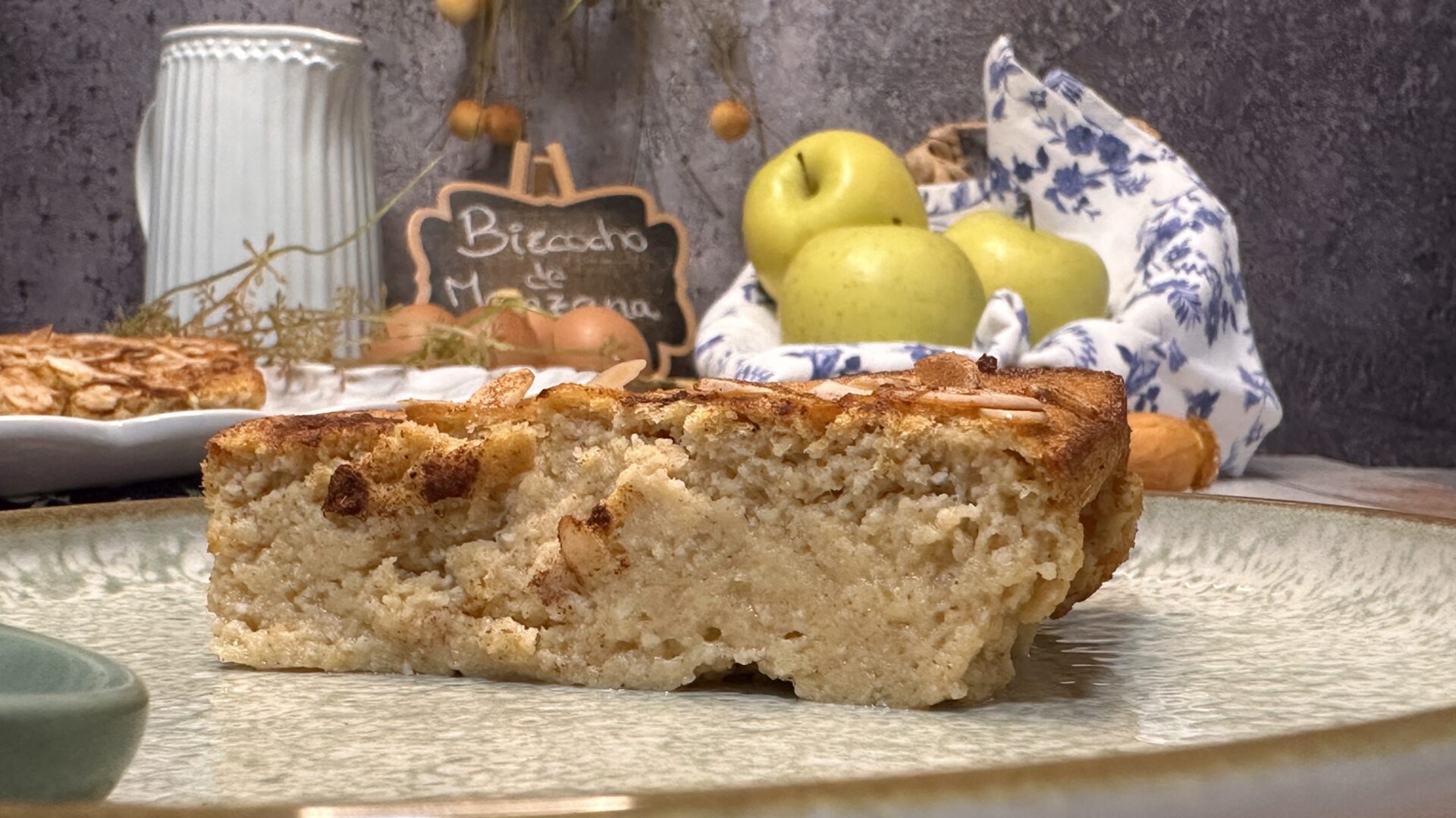Una porción del bizcocho de manzana fit de Toledo en Dulce