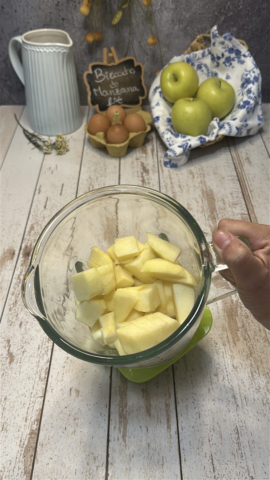 Llevamos los trozos de manzana a la batidora