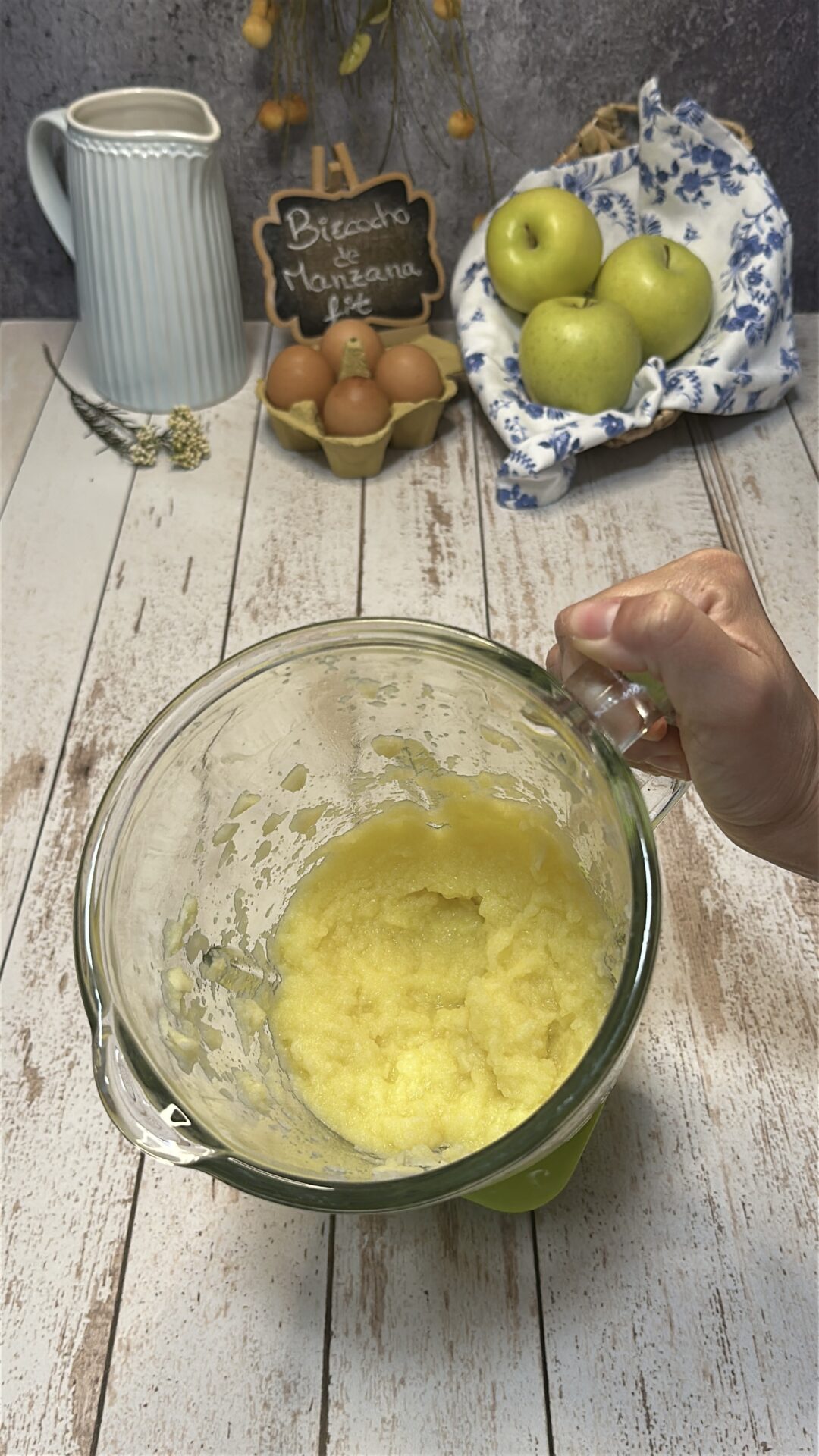 Reservamos el puré de manzana obtenido