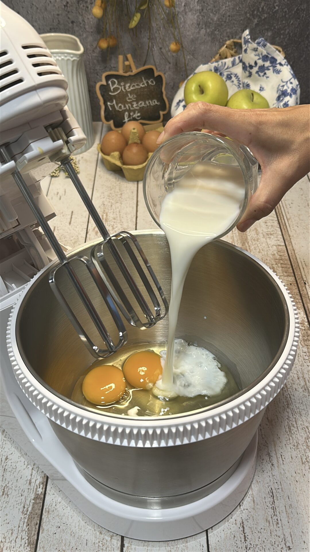 Mezclamos en un bol los huevos y la leche