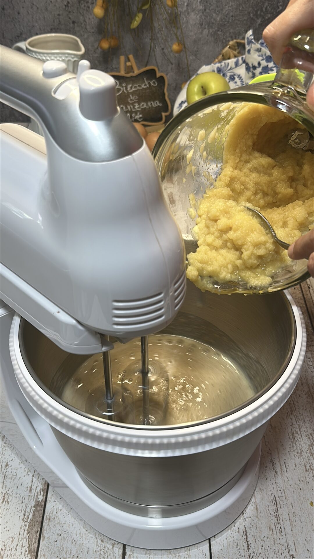 Incorporamos el puré de manzana