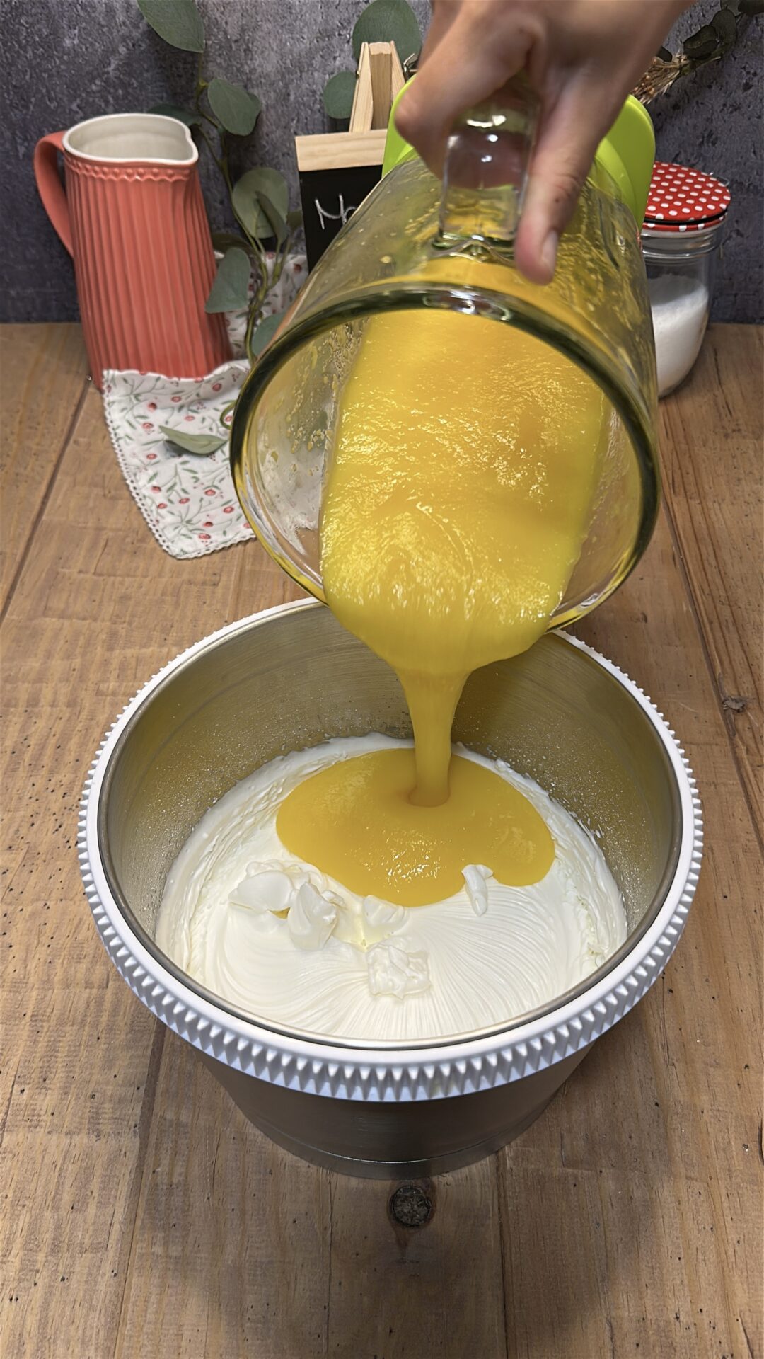 Vertemos poco a poco el puré de mago sobre la nata montada