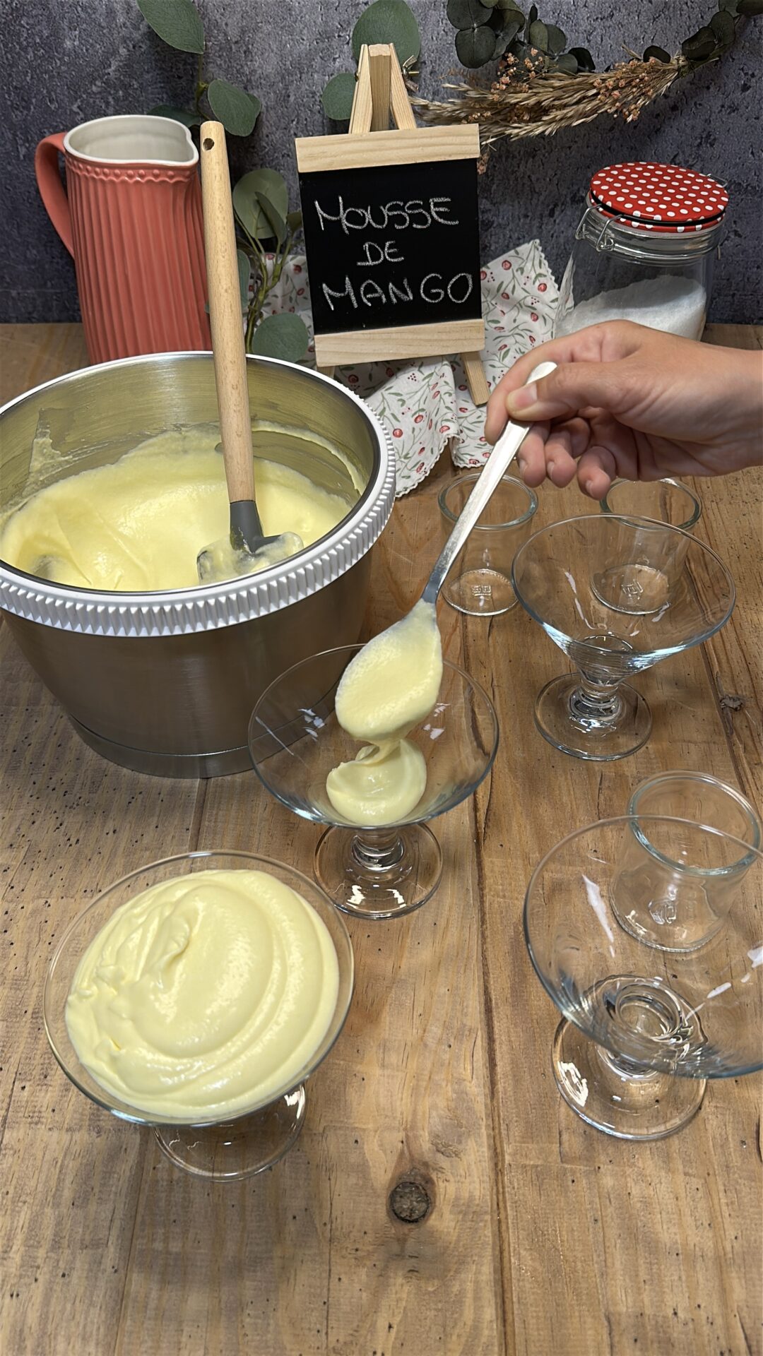 Repartimos la mousse de mango entre los recipientes