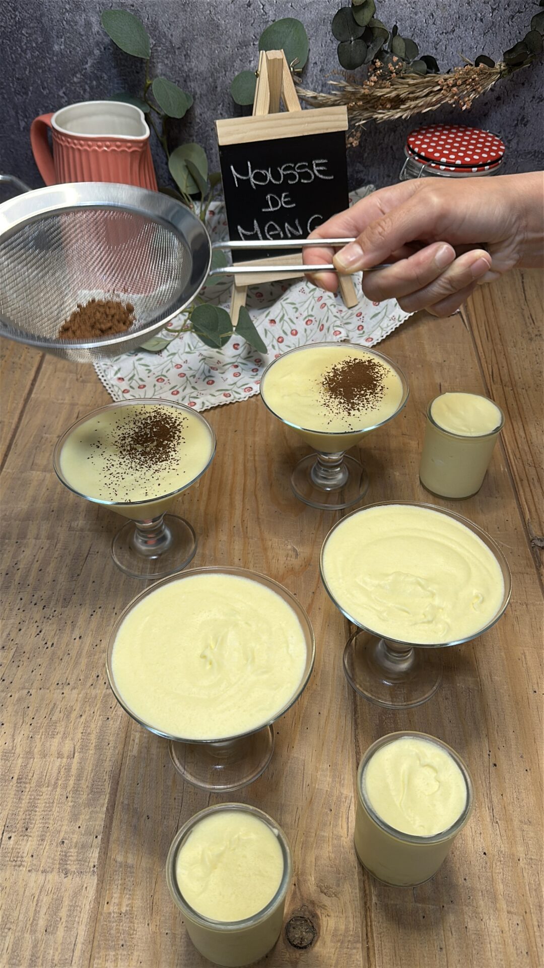 Espolvoreamos un poco de cacao por la superficie de la mousse de mango