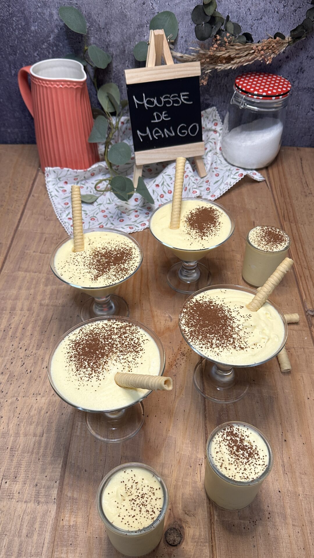 Colocamos unos barquillos, y ya tenemos nuestra mousse de mango