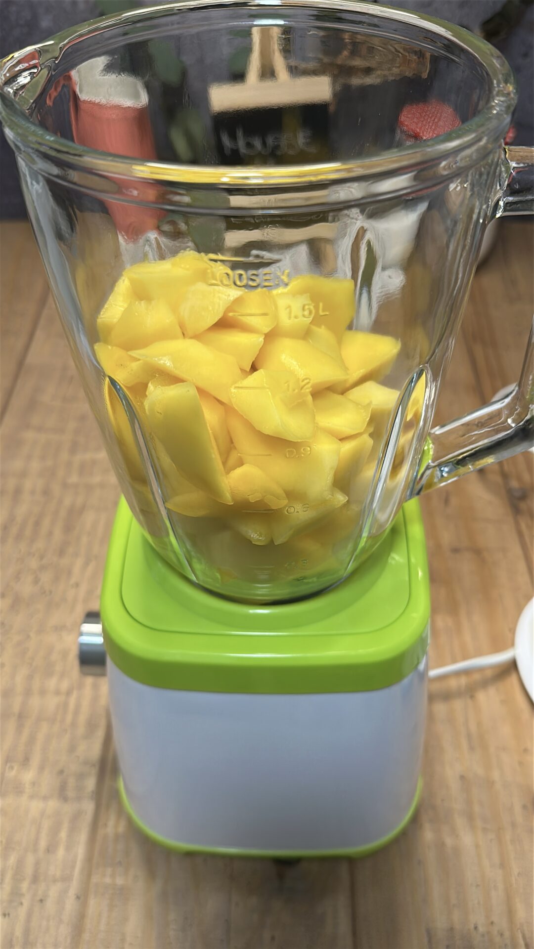 Llevamos el mango a la batidora de vaso