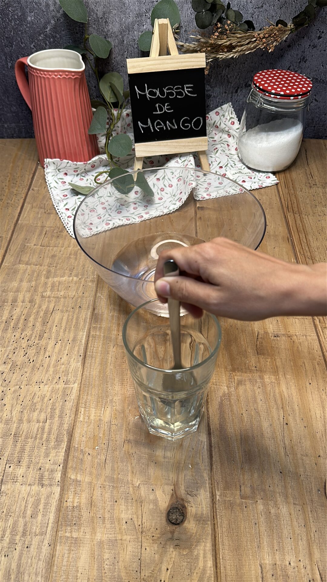 Activamos la gelatina en un vaso con agua caliente
