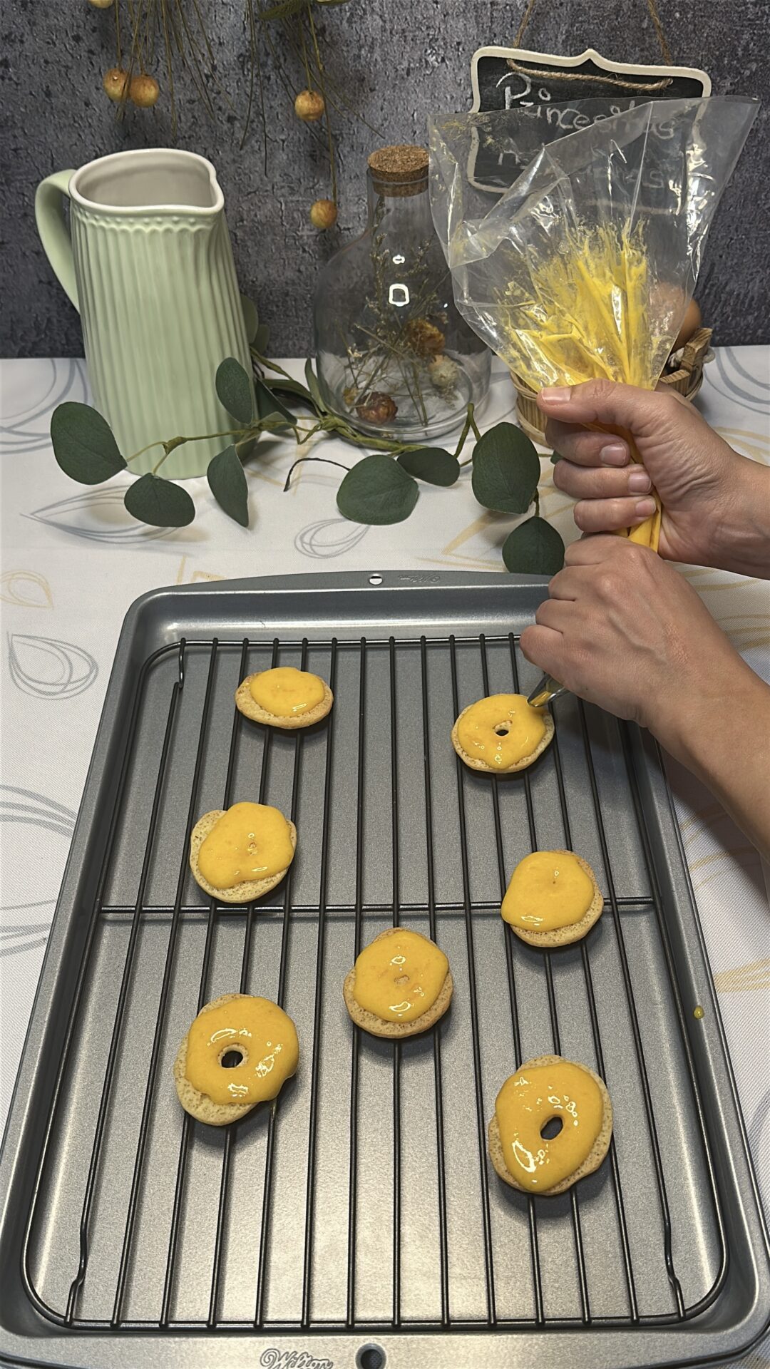 Princesitas de Asturias_17 Ponemos yema confitada sobre la mitad de las rosquillas