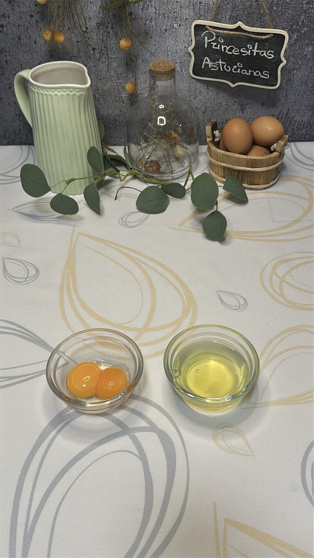 Princesitas de Asturias_4 Separamos las claras y las yemas de los dos huevos restantes