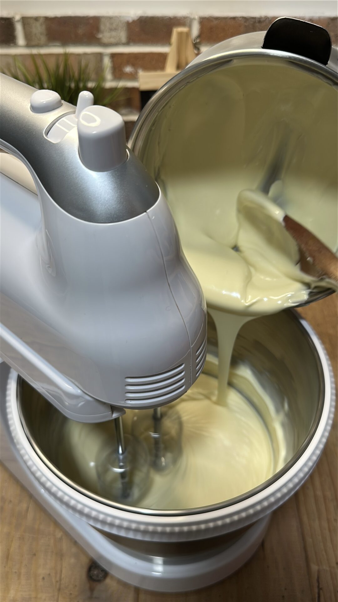 Incorporamos poco a poco el chocolate blanco fundido