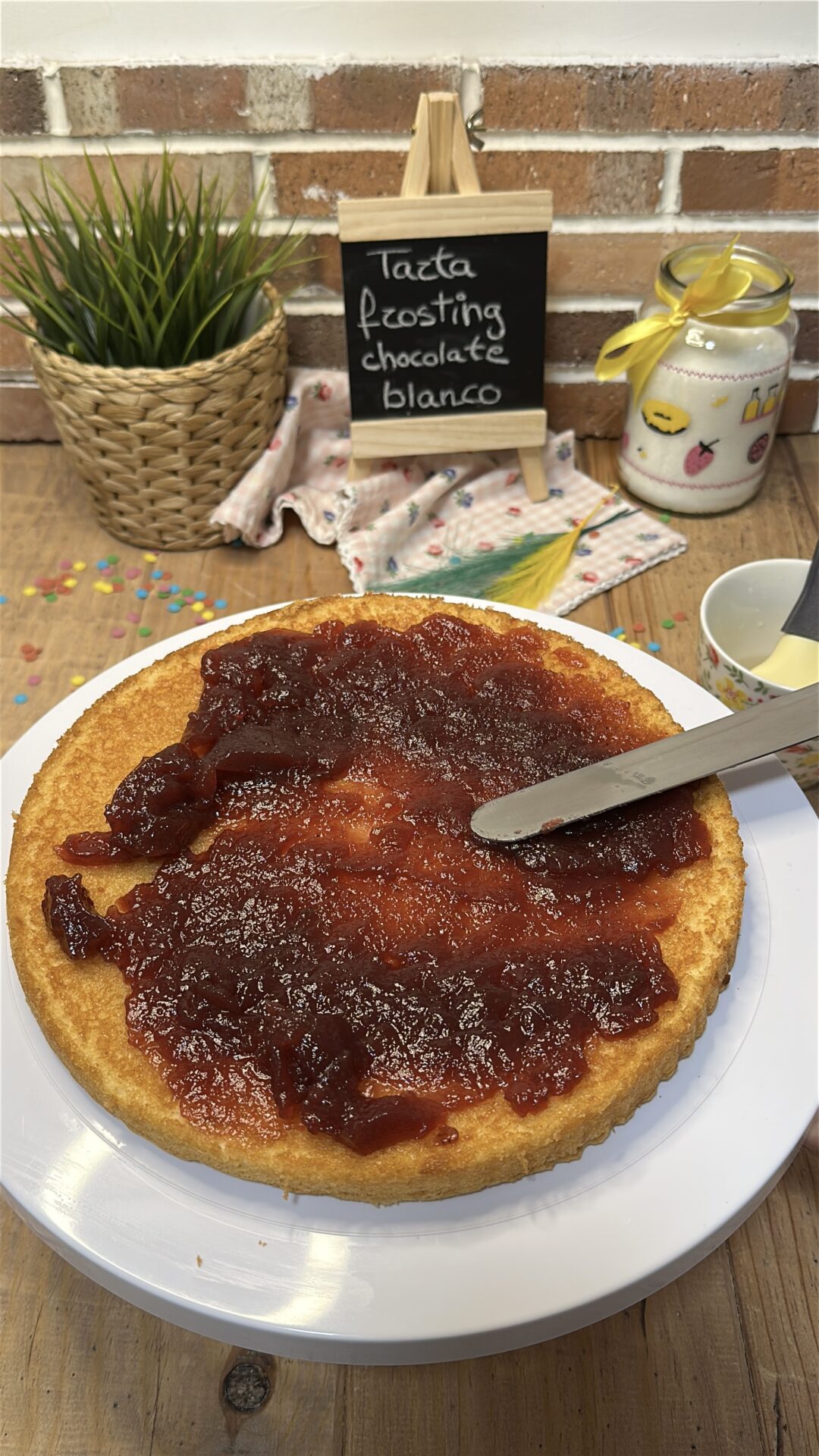 Cubrimos con la mitad de la mermelada de fresa
