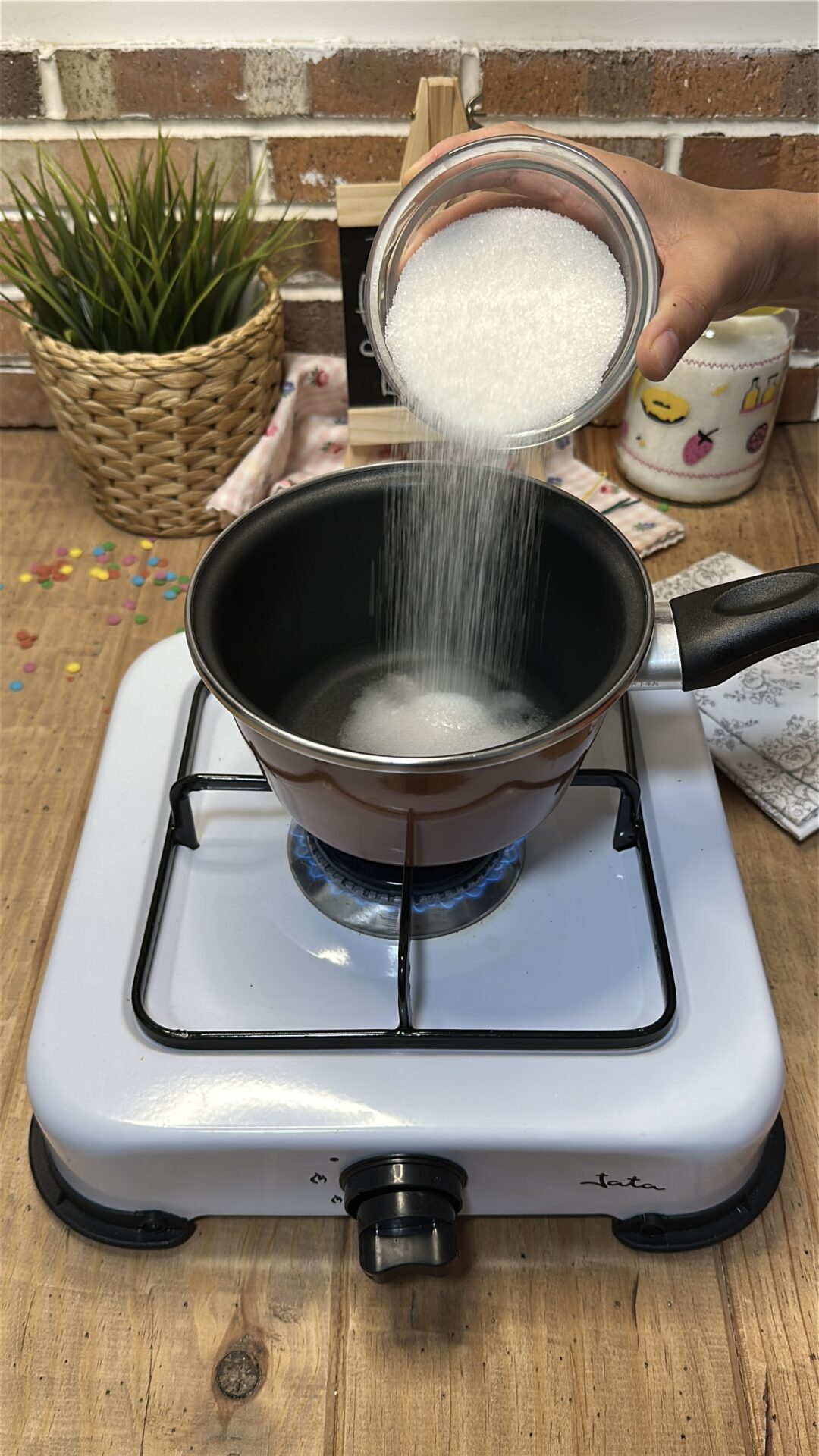 Calentamos el agua con el azúcar en un cazo