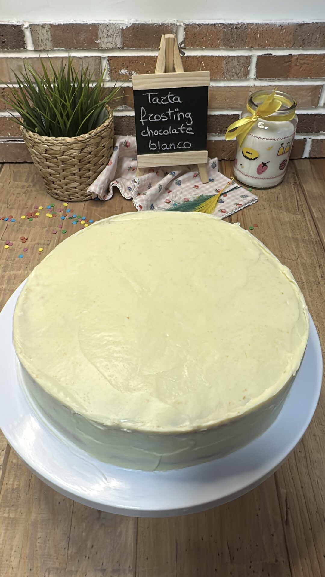 Nuestra tarta frosting de chocolate blanco preparada para ser decorada