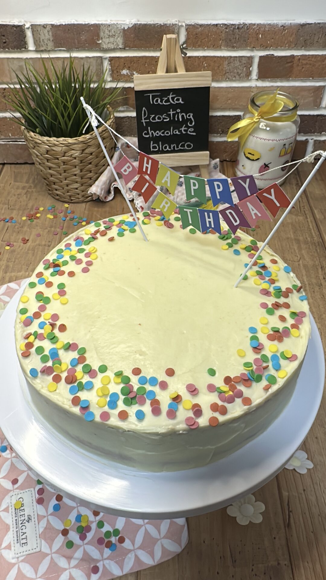 Resultado final de nuestra tarta frosting de chocolate blanco