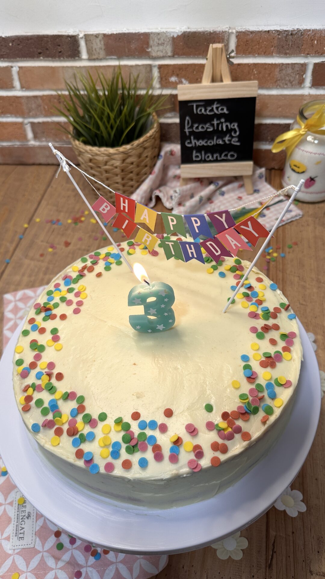 Deliciosa, jugosa y sabrosa tarta frosting de chocolate blanco