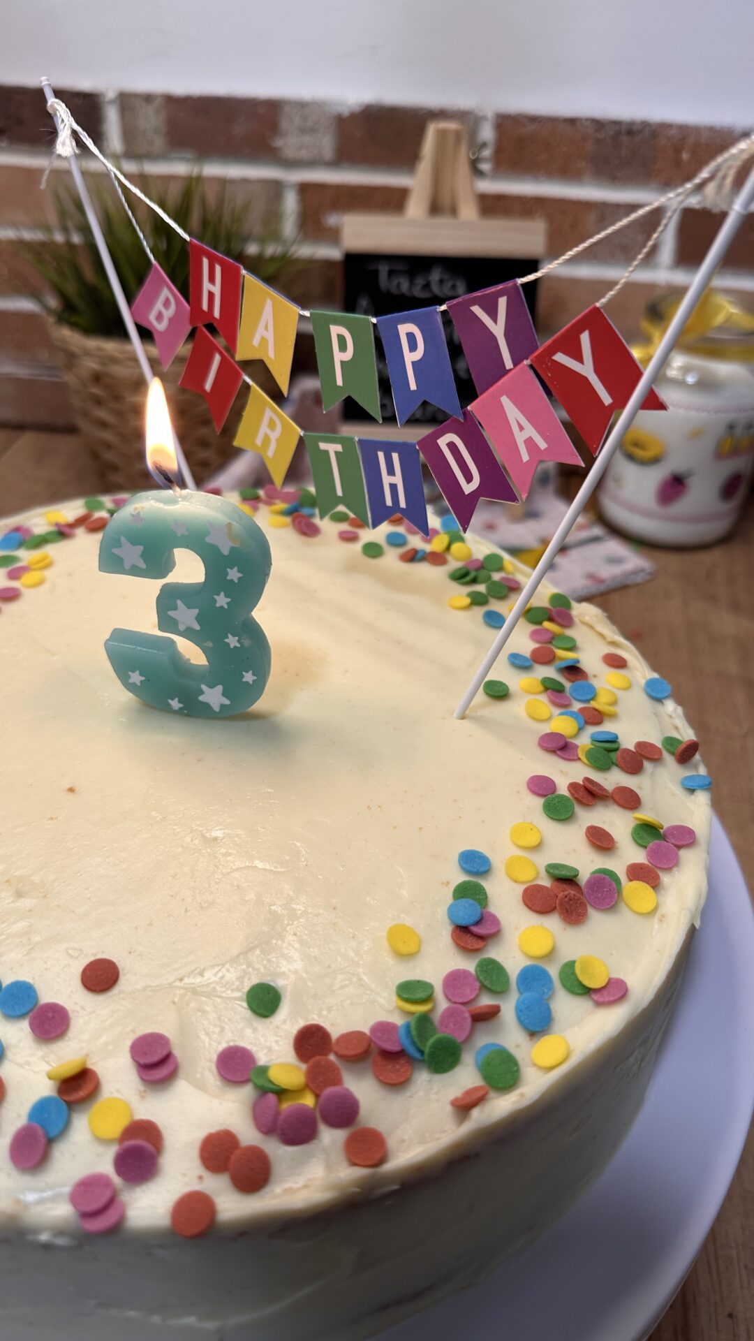 Celebra nuestro tercer cumpleaños con esta increíble tarta frosting de chocolate blanco