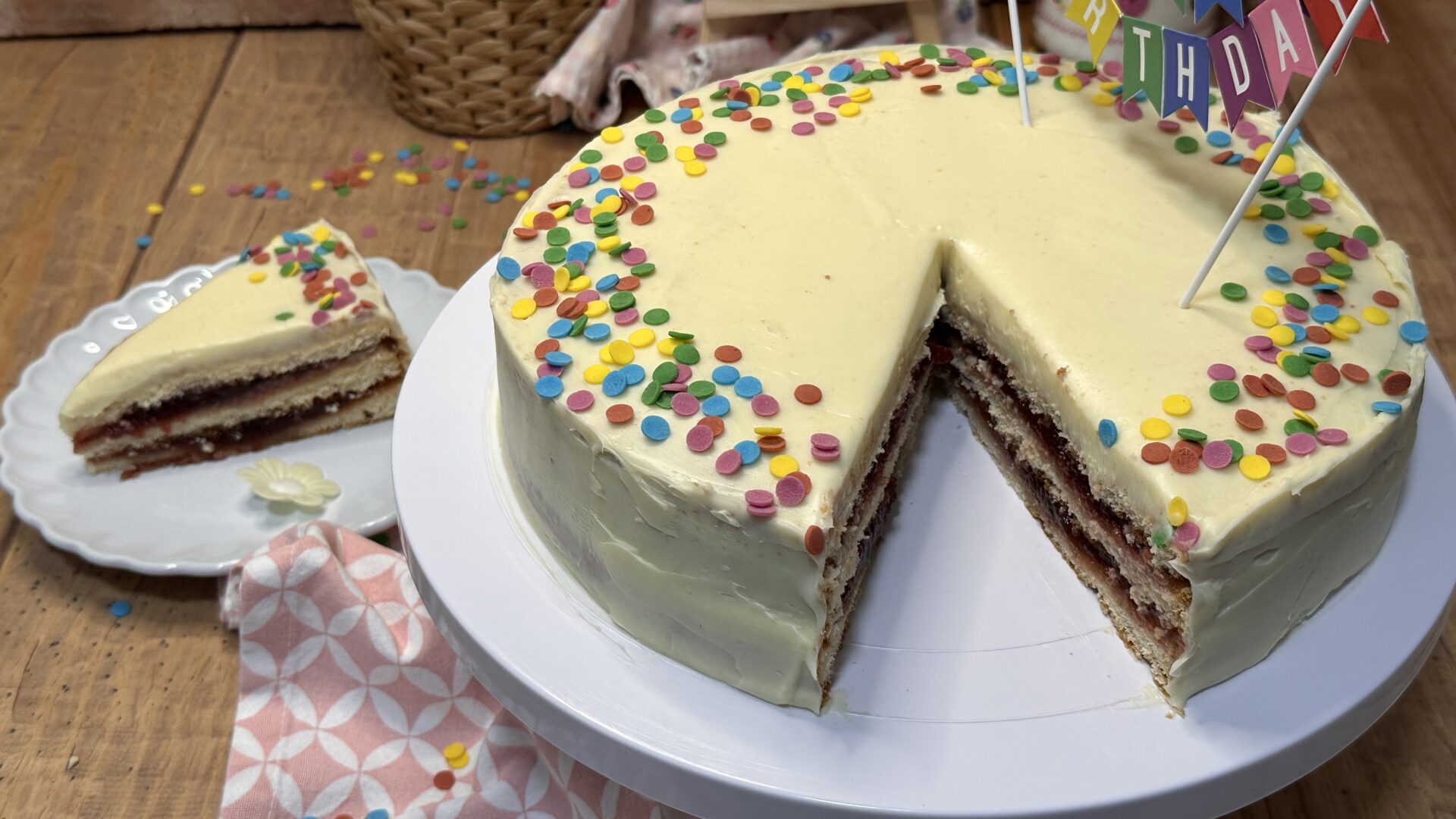 Deliciosa, jugosa y sabrosa tarta frosting de chocolate blanco de Toledo en Dulce