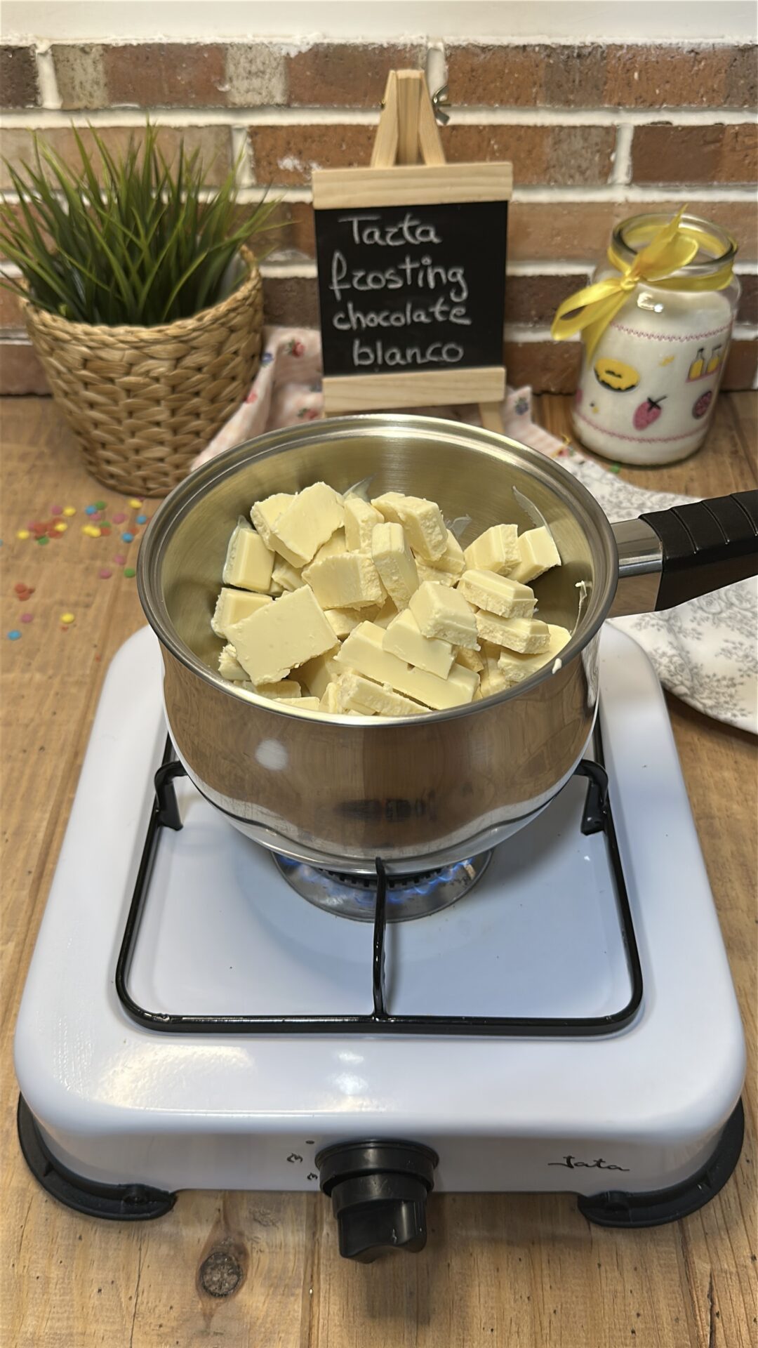 Llevamos el chocolate blanco a un cazo para baño María