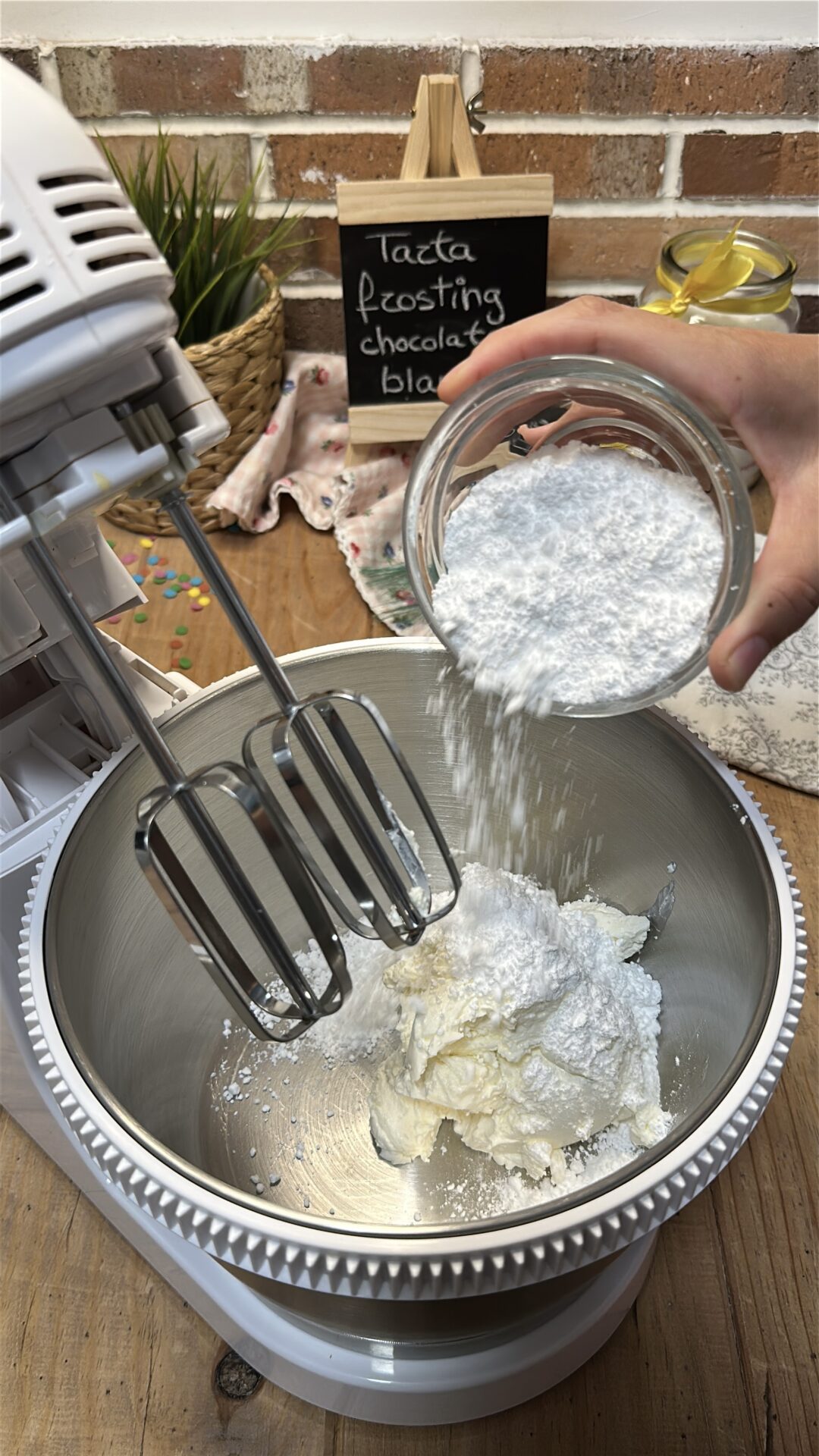 Llevamos a un bol el queso de untar y el azúcar glas