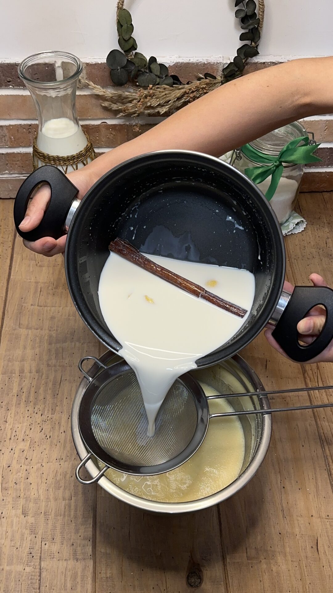 Añadimos la leche infusionada con un colador