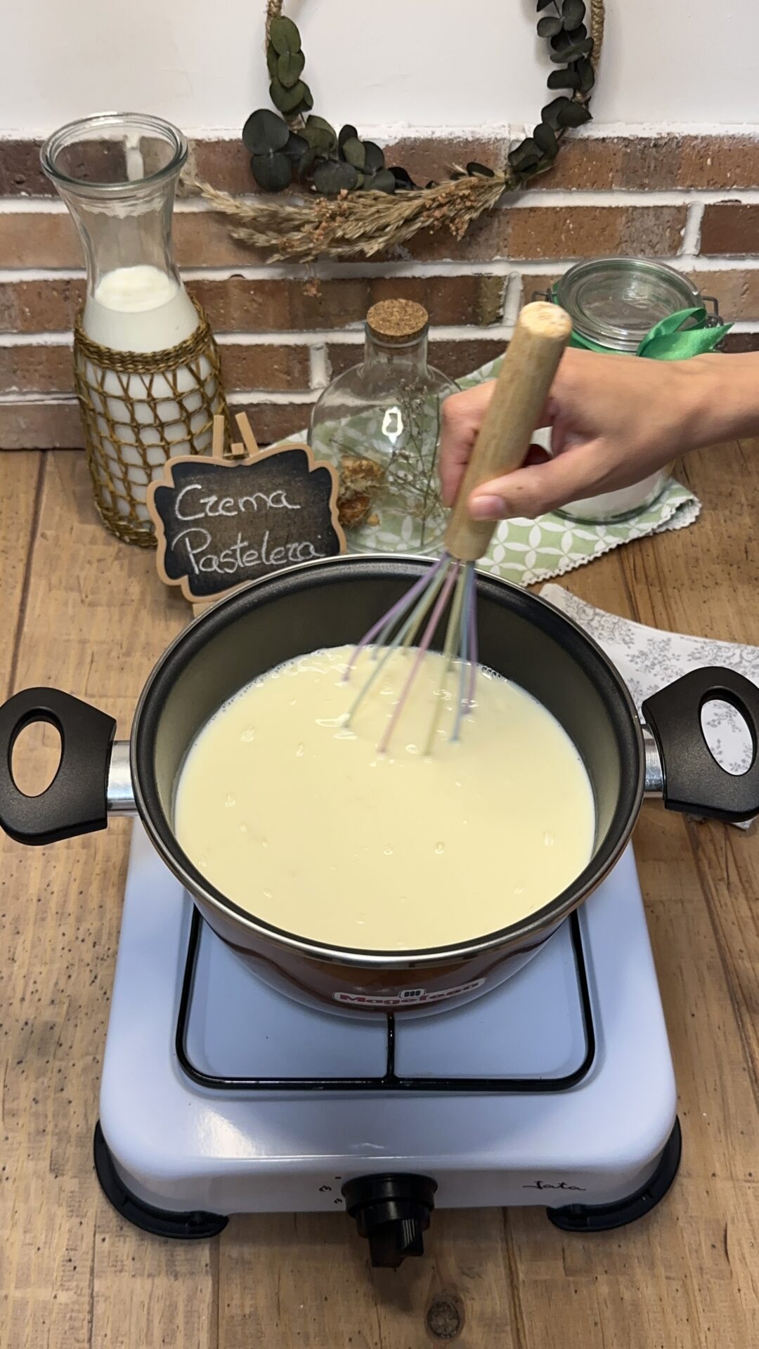 Calentamos a fuego medio removiendo constantemente mientras la crema pastelera espesa