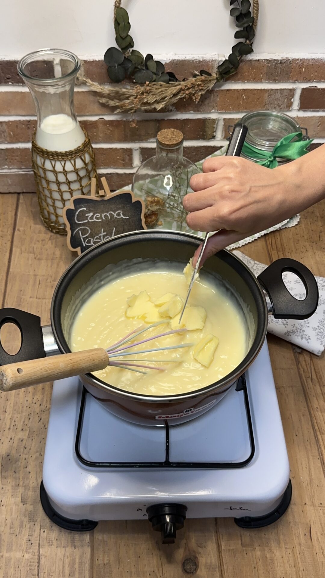 Cuando haya espesado la crema pastelera, añadimos la mantequilla