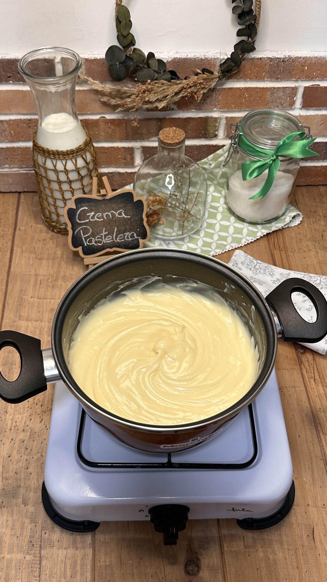 Nuestra crema pastelera. Dejamos enfriar en la nevera tapándola con film