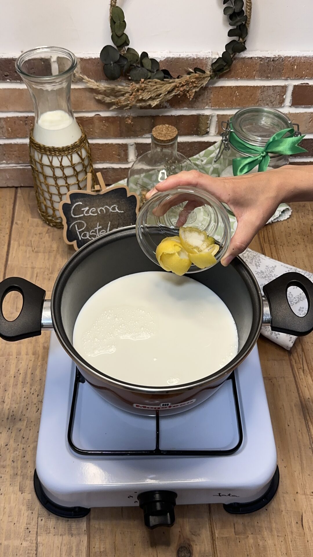 Llevamos la leche a un cazo y añadimos la piel del limón