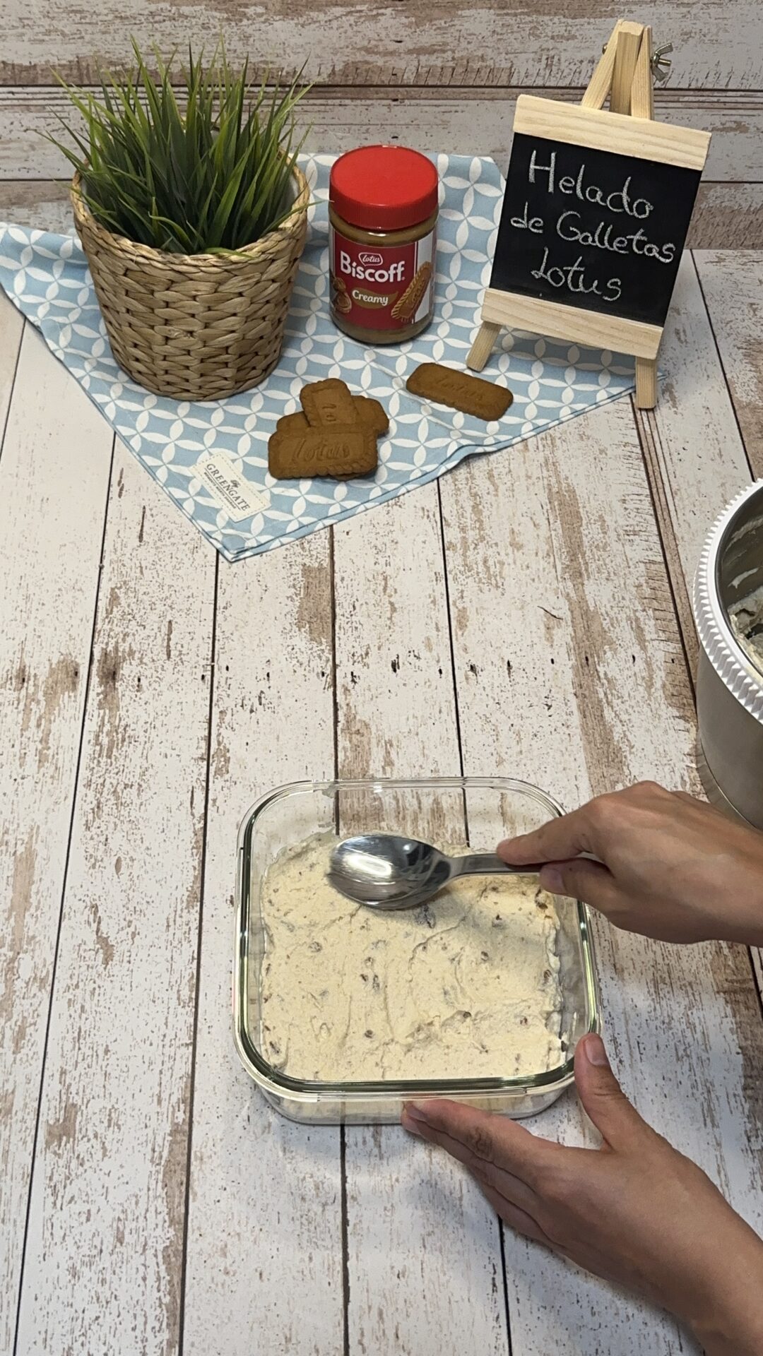 Helado de galletas Lotus_11 Vertemos parte de la mezcla en un recipiente de cristal y alisamos