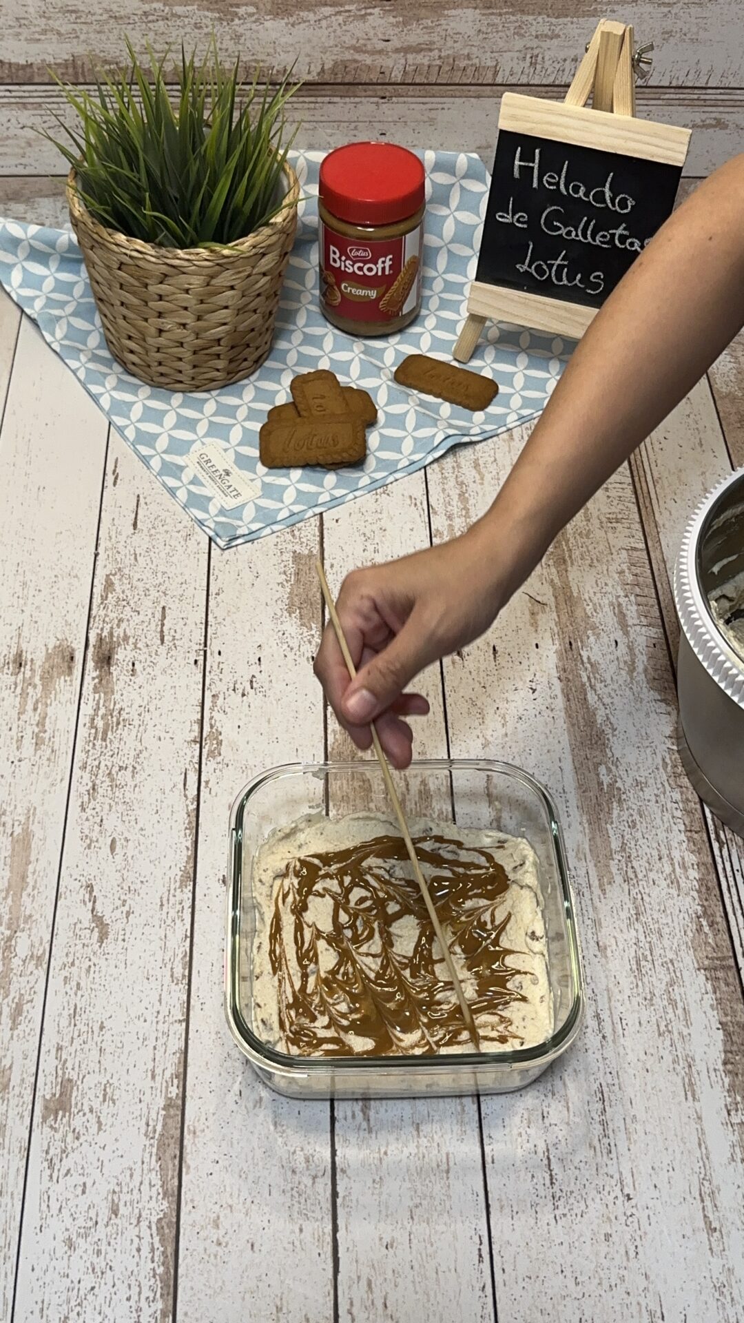 Helado de galletas Lotus_12 Cubrimos con un hilo de crema Lotus y lo extendemos con una brocheta