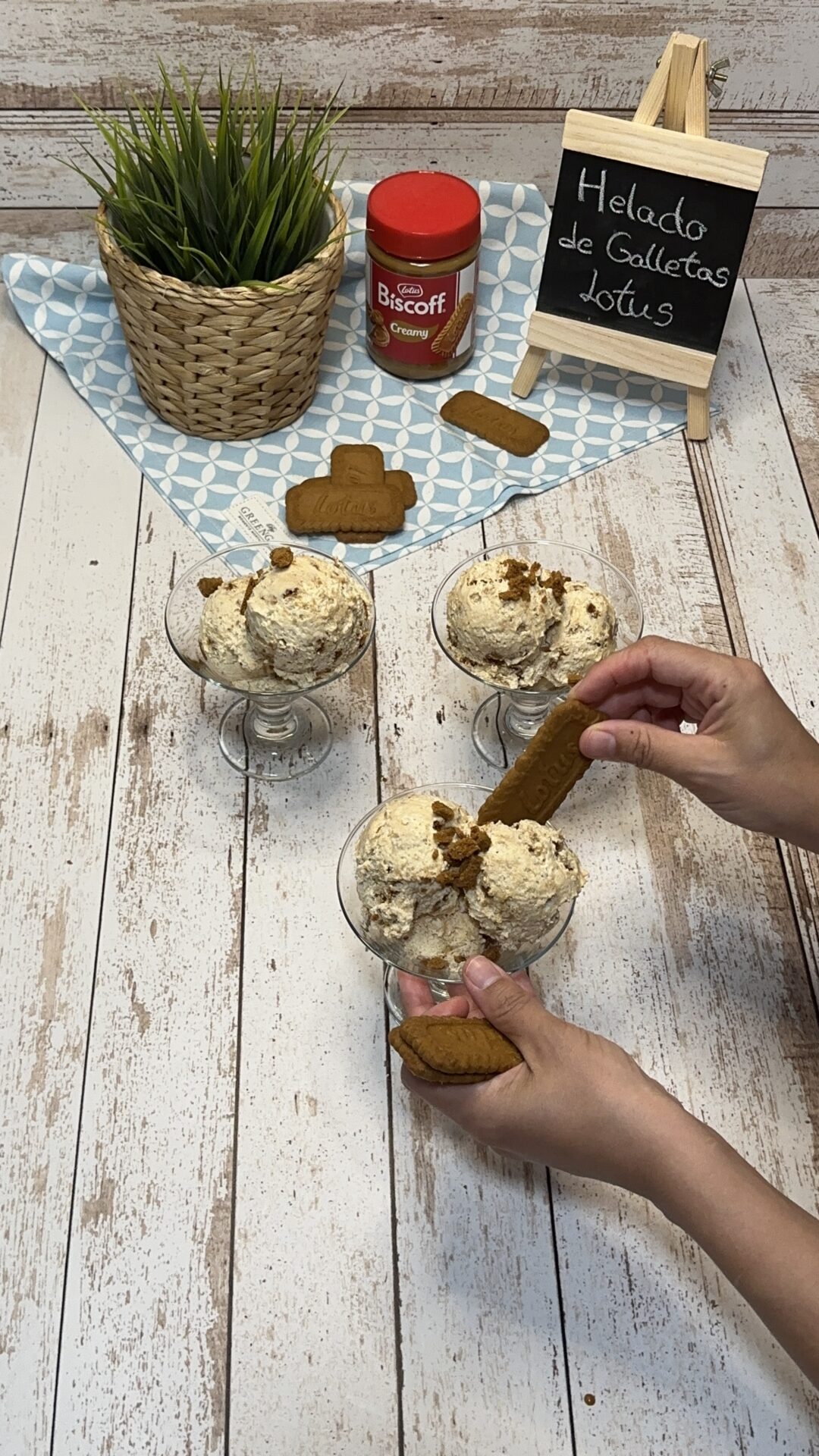 Helado de galletas Lotus_18 Coronamos con una galleta Lotus, ¡y listo!