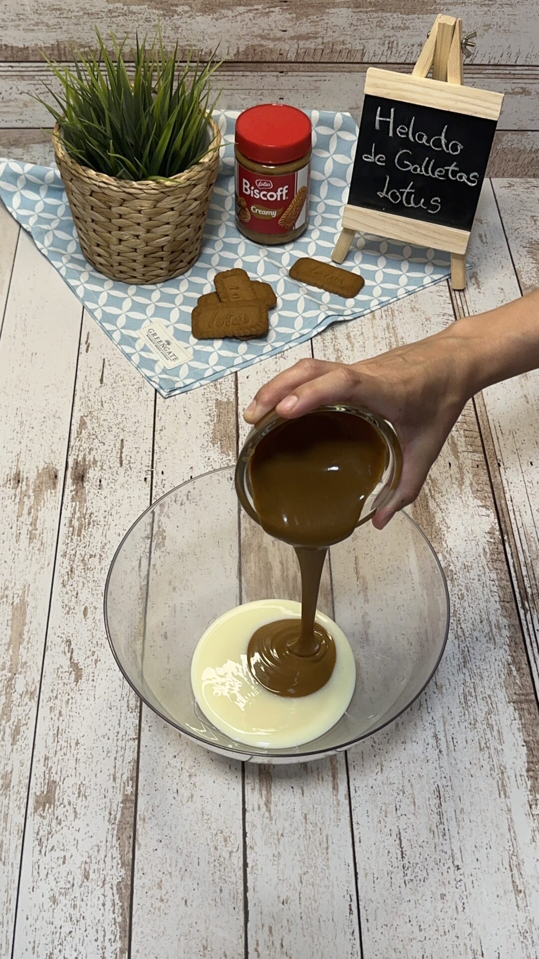 Helado de galletas Lotus_3 Llevamos a un bol la leche condensada y la crema Lotus