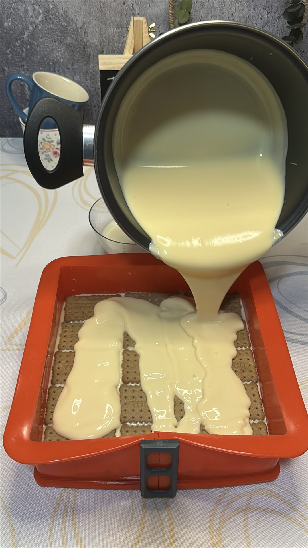Vertemos la mitad de las natillas sobre la base de galletas