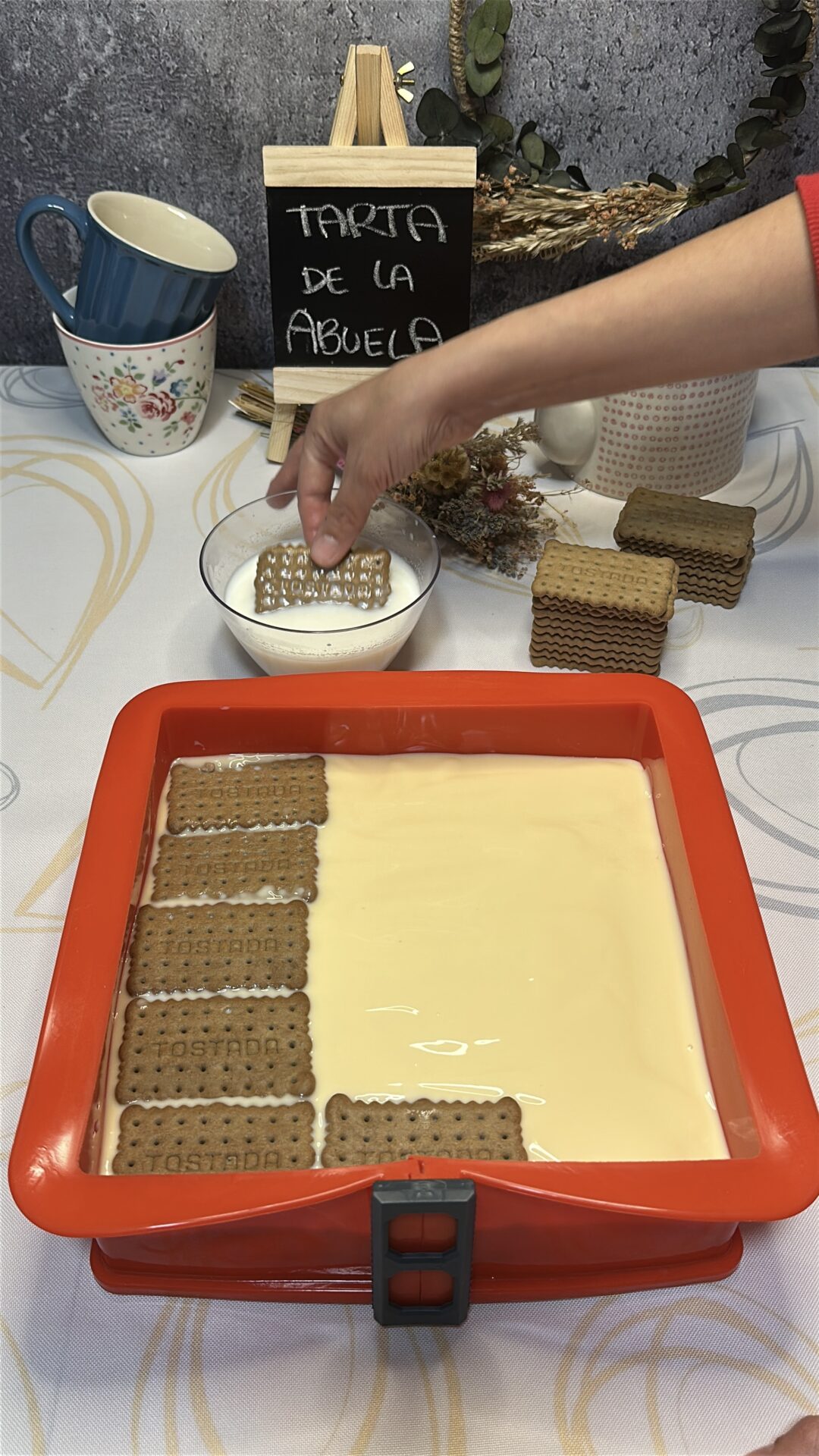 Añadimos otra capa de galletas y otra más con el resto de natillas