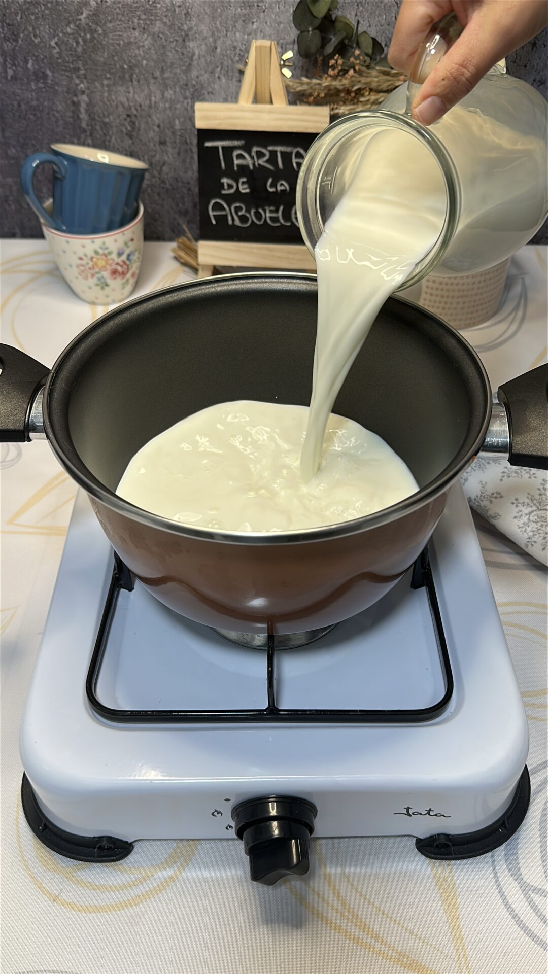 Calentamos la leche junto con el azúcar