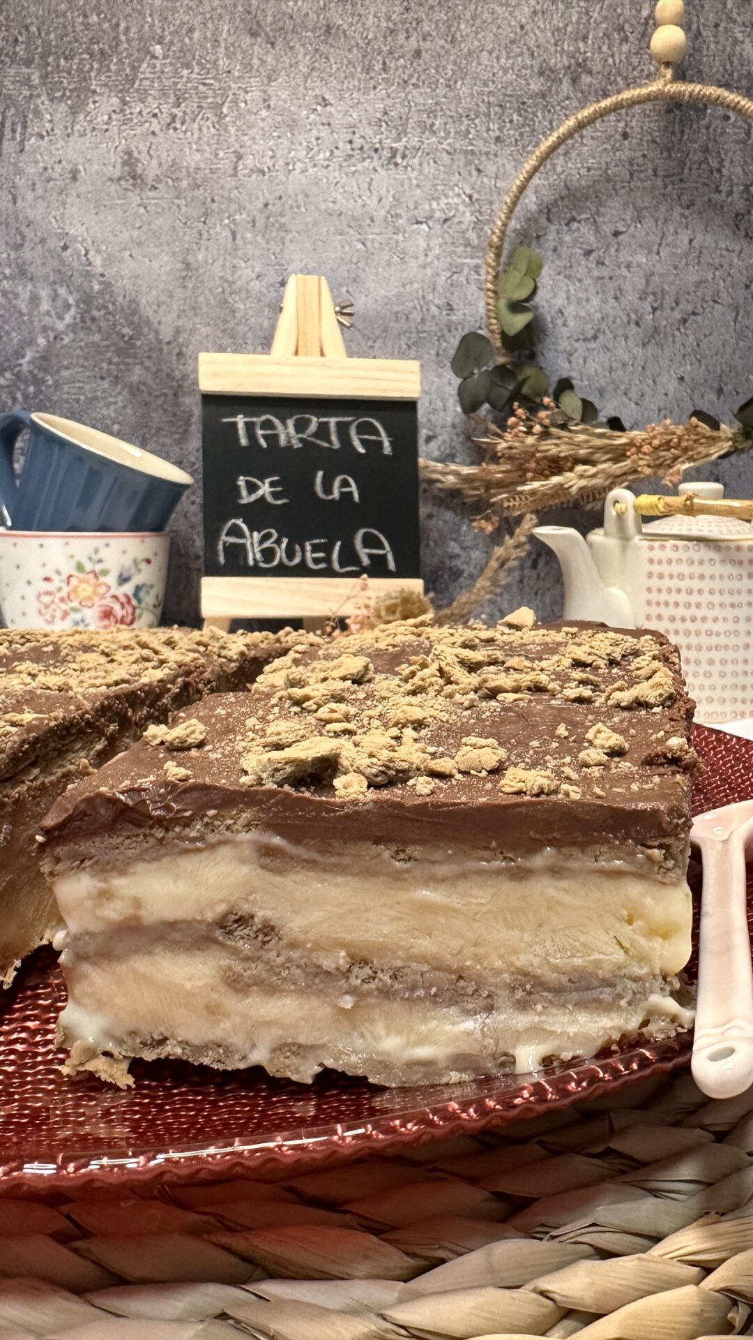 Deliciosas capas de galleta, natilla y chocolate de nuestra tarta de la abuela