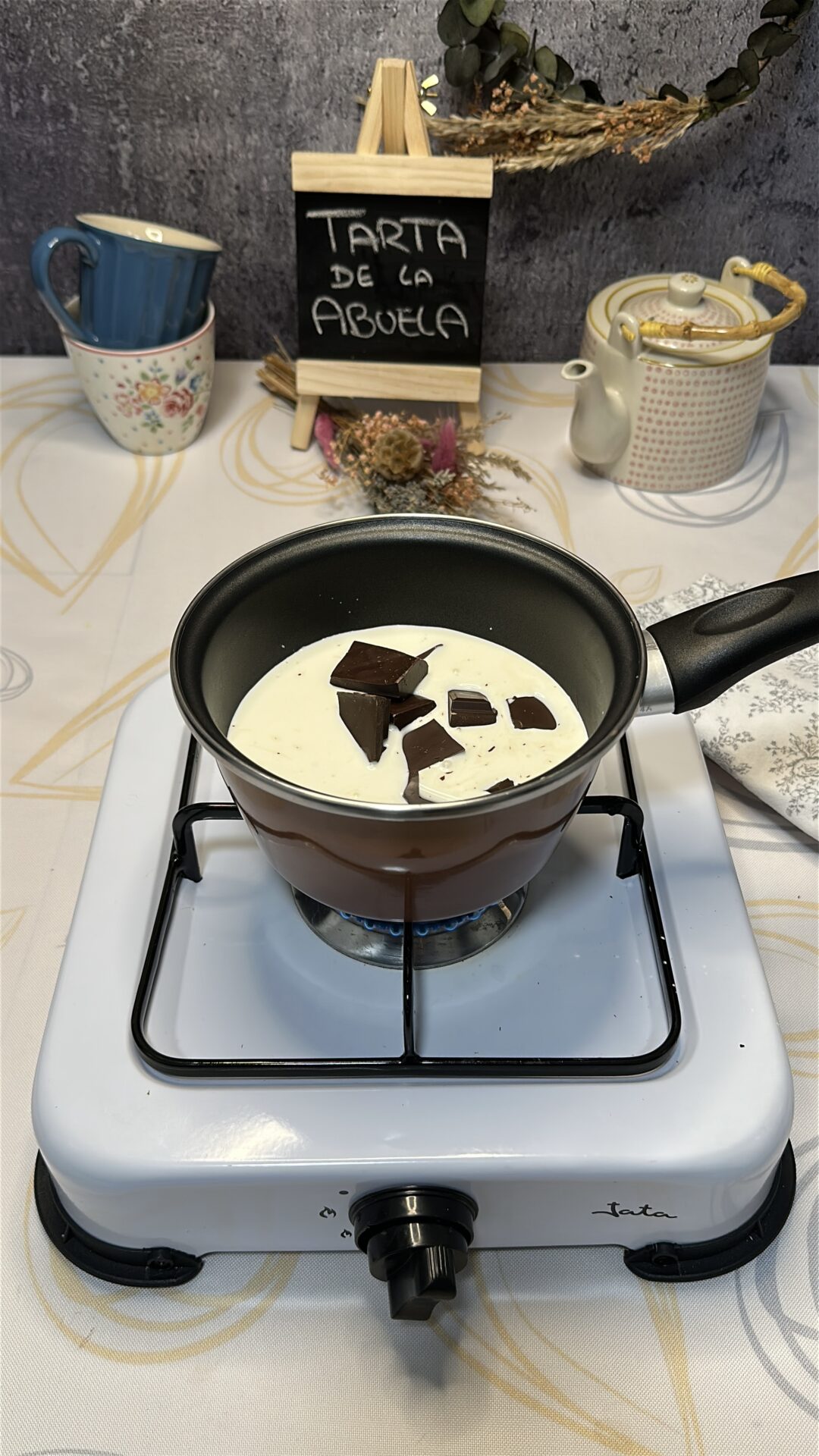 Calentamos la nata y agregamos el chocolate en trozos