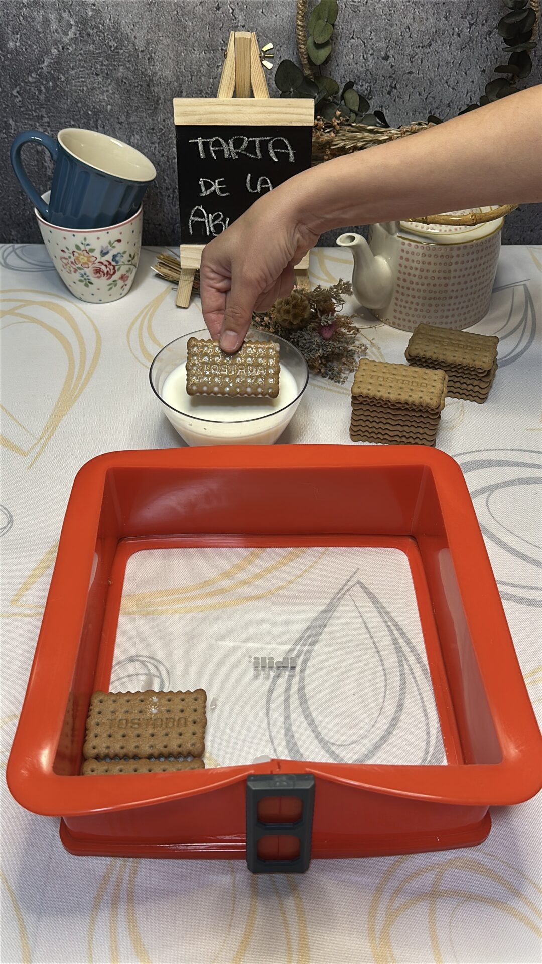 Mojamos las galletas y las llevamos al molde
