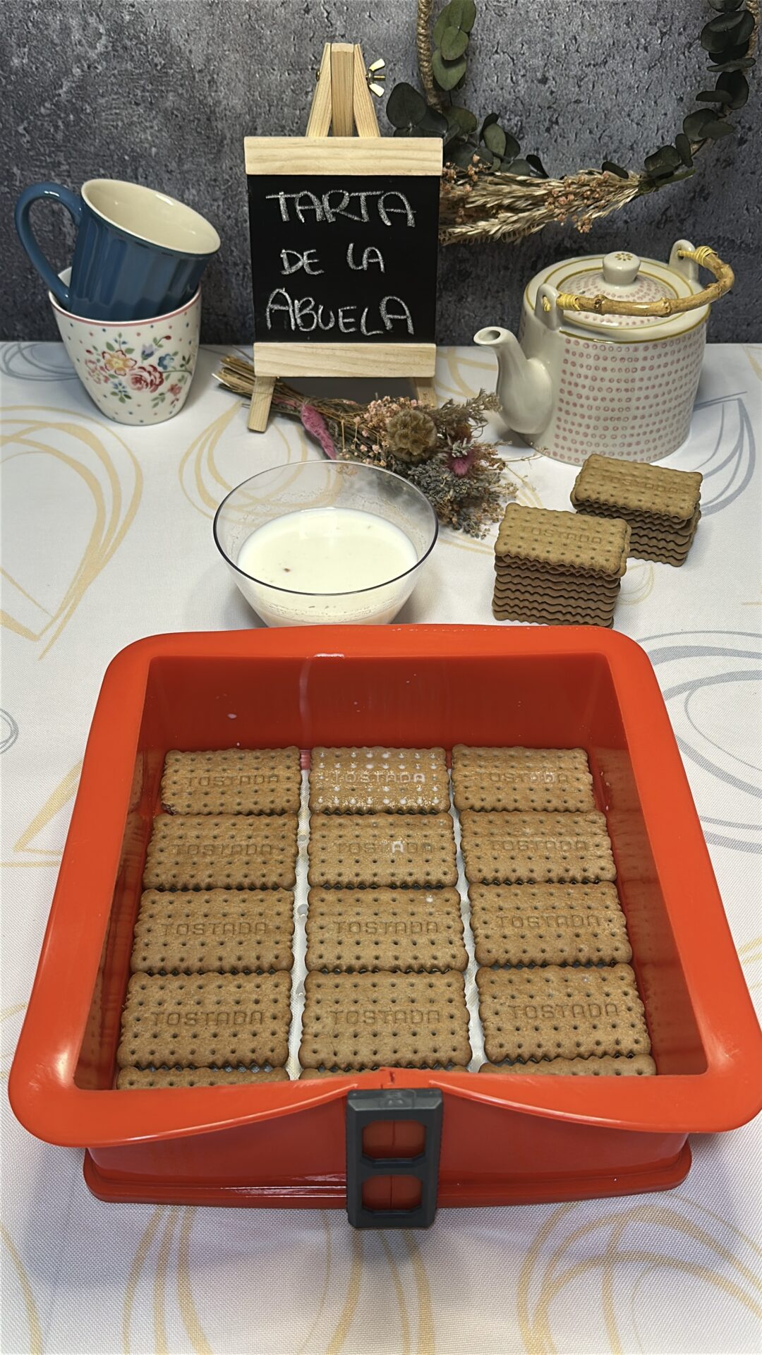 Hacemos una base completa de galletas mojadas en leche
