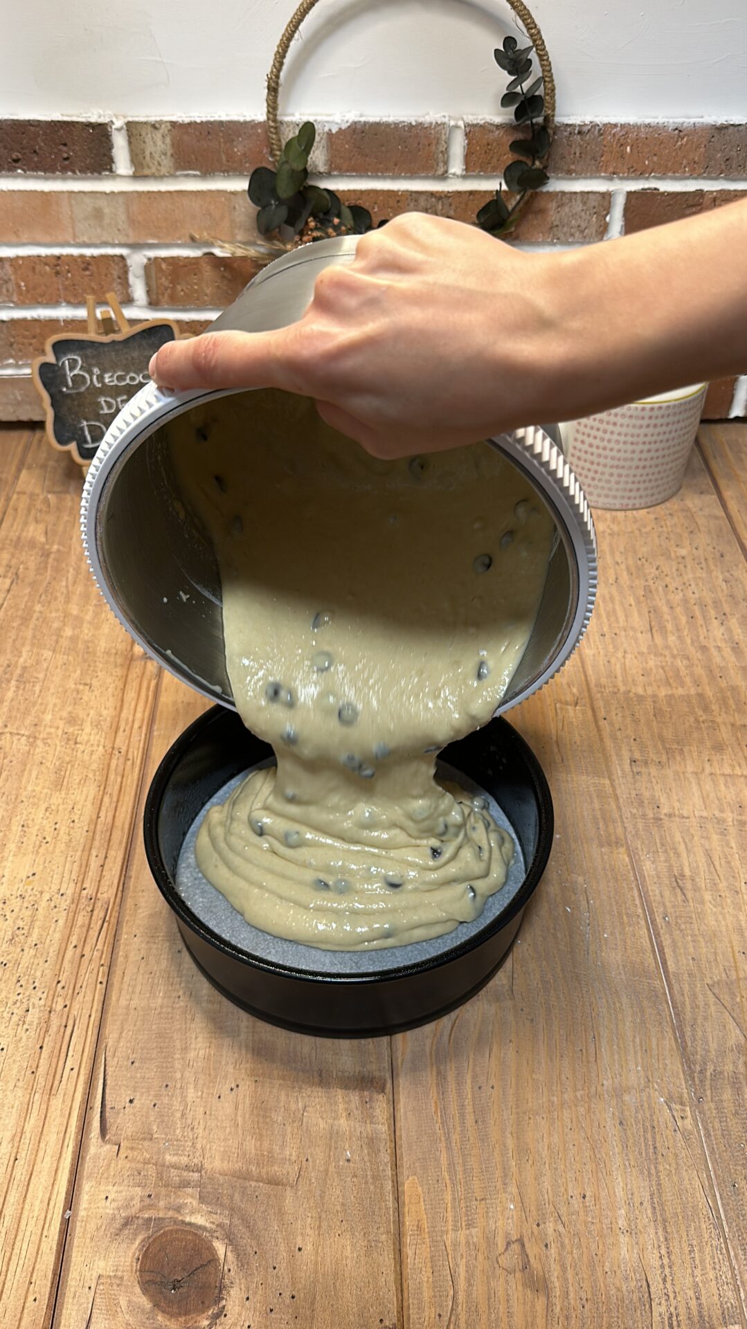 Vertemos la masa de nuestro bizcocho de Donuts en el molde