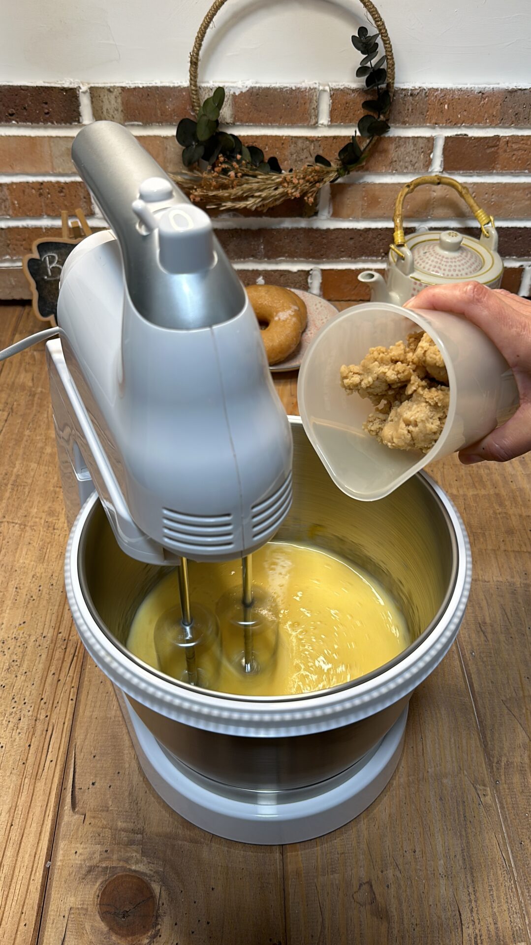 Incorporamos la masa de Donuts y seguimos batiendo hasta obtener una crema
