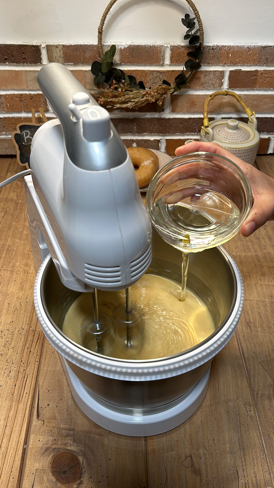 Agregamos el yogur y el aceite mientras continuamos batiendo