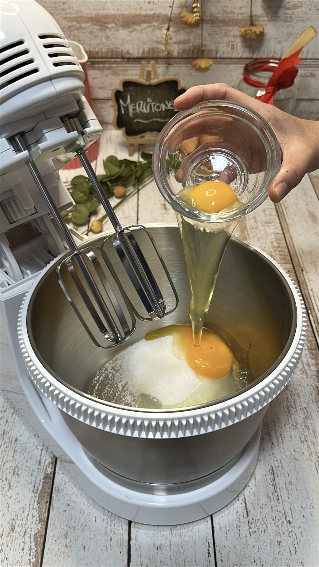 Llevamos a un bol los huevos y el azúcar