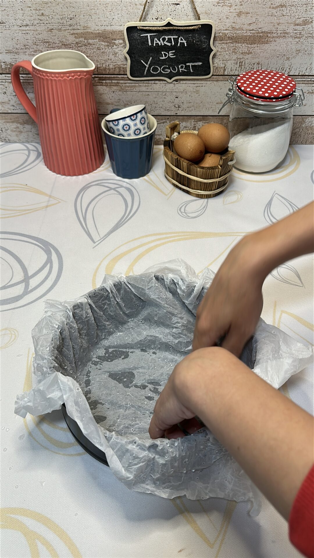 Cubrimos el molde con el papel de horno mojado