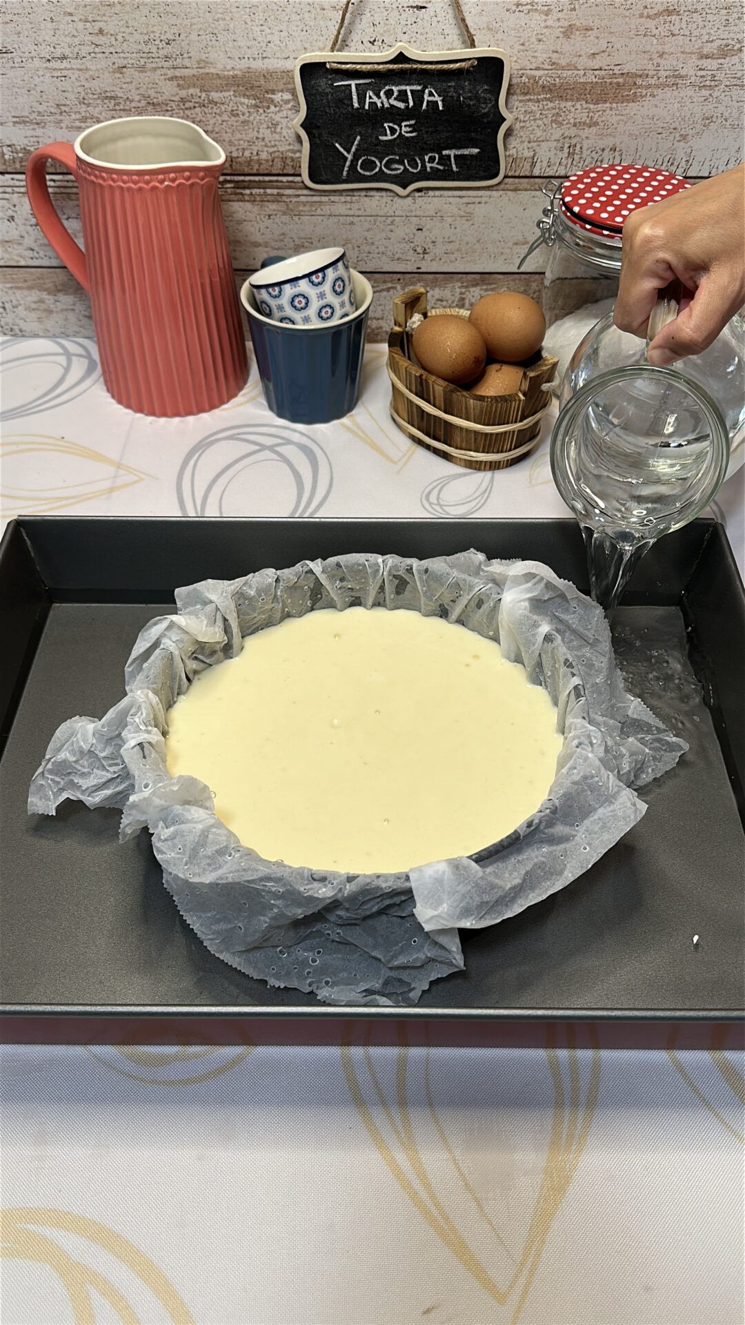 Ponemos el molde en una bandeja con agua y llevamos al horno