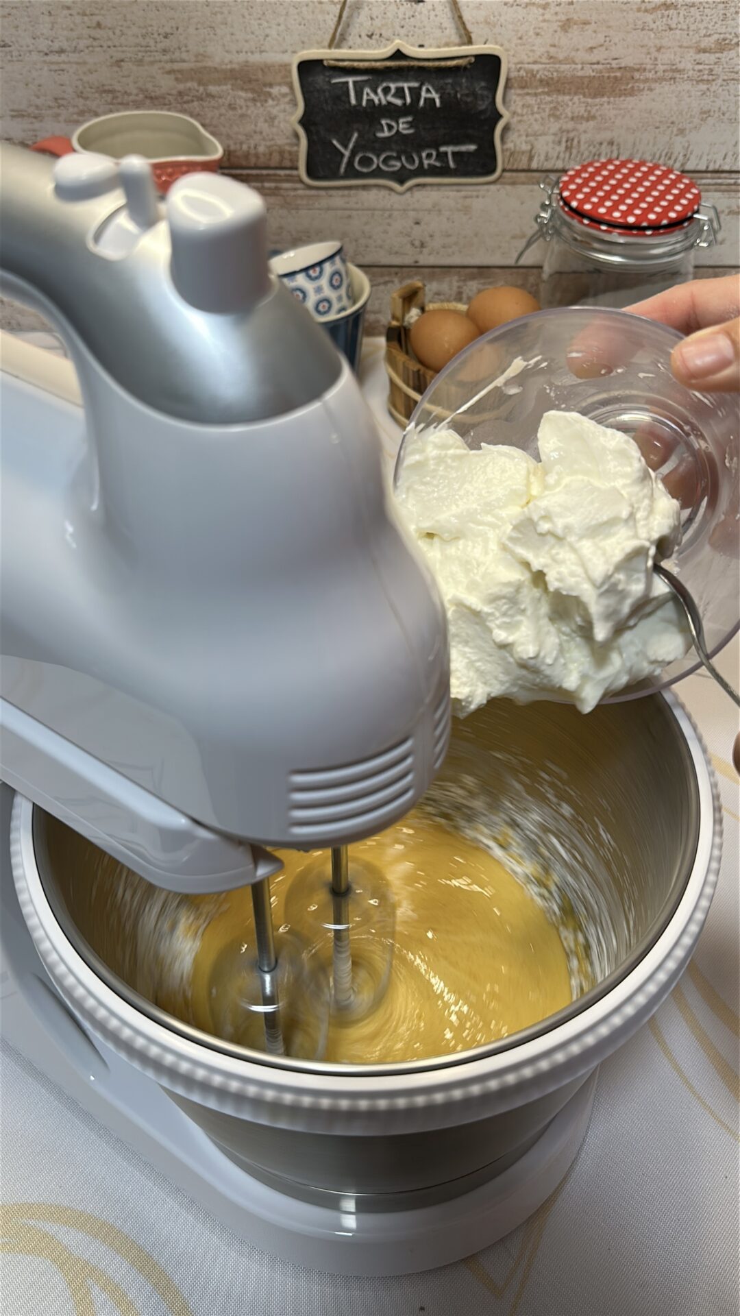 Añadimos el yogurt y la maicena y batimos