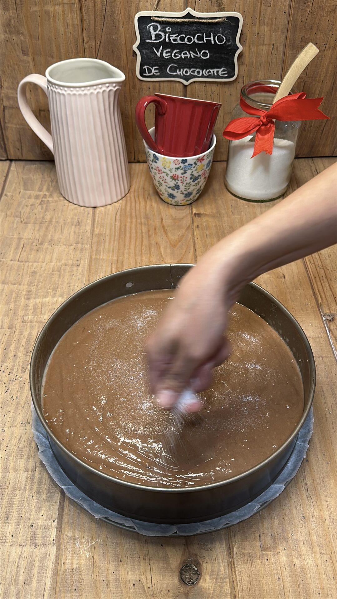 Bizcocho vegano de chocolate_14 Espolvoreamos azúcar sobre la masa