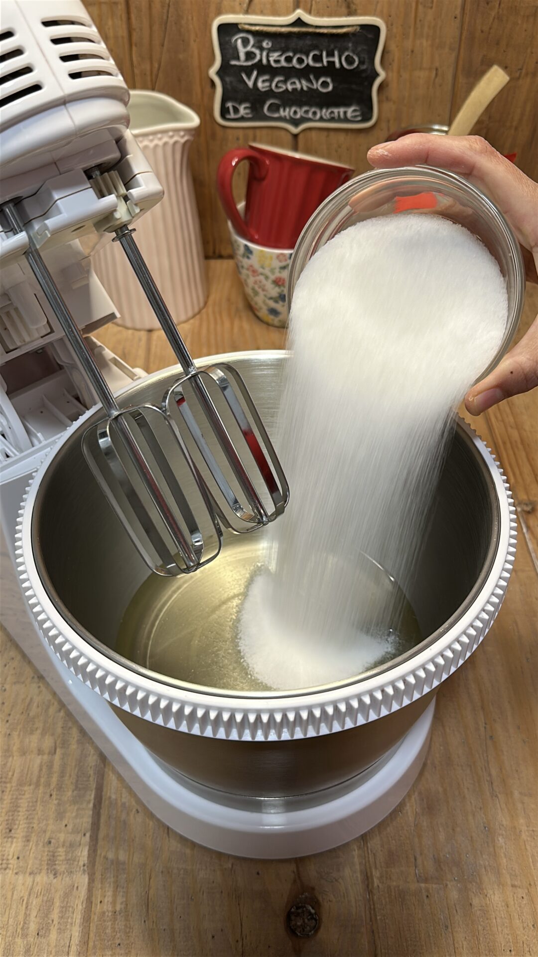 Bizcocho vegano de chocolate_5 Llevamos a un bol el aceite y el azúcar y mezclamos hasta homogeneizar